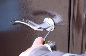Замена дверной ручки металлической двери в Щёлково