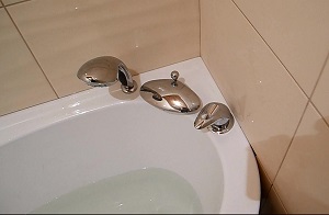 Установка смесителя на ванну в Щёлково